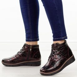 Bordowe botki damskie na koturnie Filippo Dbt3169/25. Czerwone botki Filippo, bez wzorów, z lakierowanej skóry, eleganckie, z okrągłym noskiem, bez obcasa, na koturnie, bez zapięcia. W wyprzedaży za 260.10 zł.