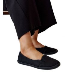 Czarne tenisówki wsuwane eko skóra Wordana. Czarne trampki bez wzorów, z gumy, eleganckie, bez zapięcia. Za 81.83 zł.