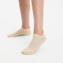 Skarpetki do biegania Kiprun Run 500 niskie cienkie 2 pary. Czerwone skarpetki KIPRUN, bez wzorów, z dzianiny. Za 29.99 zł.