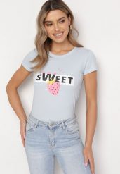 Jasnoniebieska Bawełniana Bluzka z Nadrukiem i Napisem Vemassa. Niebieskie bluzki Born2be, s, bez wzorów, z bawełny, bez kołnierzyka, bez ramiączek. Za 49.99 zł.