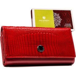 Duży portfel damski ze skóry naturalnej w czerwonym kolorze zamykany na zatrzask - Peterson. Czerwone portfele Peterson, bez wzorów, ze skóry. Za 149.99 zł.