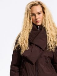 Kurtka z szalem - ciemnobrązowy. Brązowe kurtki Reserved, l, bez wzorów, z tkaniny, bez kaptura. Za 279.99 zł.