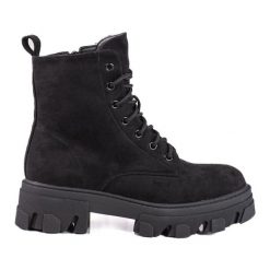 Botki damskie sznurowane z zamszu ekologicznego czarne. Czarne botki bez wzorów, ze skóry ekologicznej, eleganckie, bez obcasa, bez zapięcia. Za 231.50 zł.