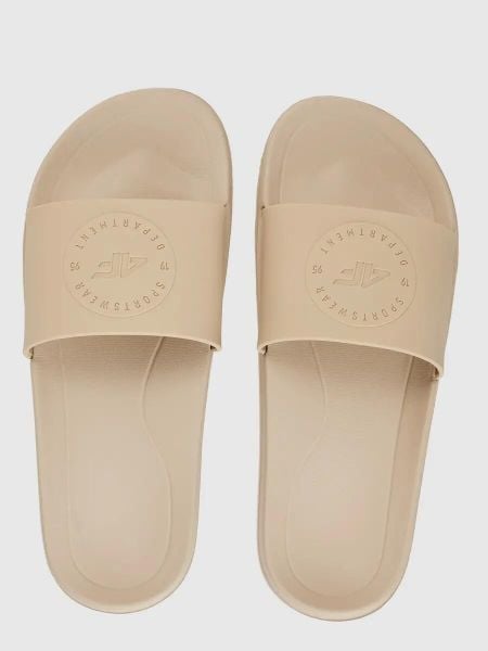 Klapki damskie 4F 4FRSS26FSLIF061. Brązowe klapki 4f, bez wzorów, z gumy, wakacyjne, bez obcasa, bez zapięcia. Za 59.99 zł.