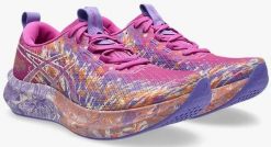 Buty do biegania ASICS Noosa Tri 16 Różowe. Czerwone buty do biegania ASICS, bez wzorów, bez zapięcia, do biegania. Za 749.45 zł.