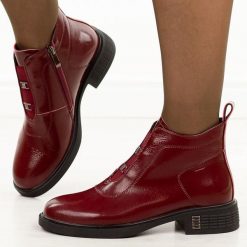 Bordowe skórzane botki damskie DiA 52-118. Czerwone botki DiA, bez wzorów, z dzianiny, biznesowe, z okrągłym noskiem, bez obcasa, na płaskiej podeszwie, bez zapięcia. W wyprzedaży za 319.20 zł.