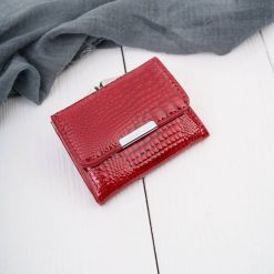 Portfel damski mini skórzany czerwony lakierowany z tłoczeniem croco Jennifer Jones SP-28-CRD. Czerwone portfele bez wzorów, z lakierowanej skóry. Za 69.00 zł.