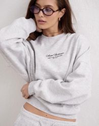 Damska bluza dresowa z okrągłym dekoltem, miękka luźna Script jasnoszary melanż. Szare bluzy AIM'N, xs, bez wzorów, z bawełny, bez kaptura, na fitness i siłownię. Za 339.00 zł.