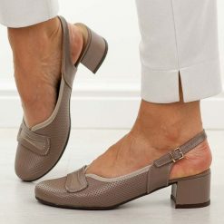 Cappucciono skórzane Polskie czółenka damskie Góral 2000. Czółenka Góral, na lato, w ażurowe wzory, z materiału, biznesowe, z okrągłym noskiem, bez obcasa, na obcasie, bez zapięcia. W wyprzedaży za 359.10 zł.