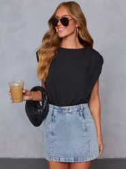 Milan Kiss Bluzka w kolorze czarnym rozmiar: S. Czarne bluzki Milan Kiss, s, bez wzorów, bez kołnierzyka, bez ramiączek. Za 130.99 zł.