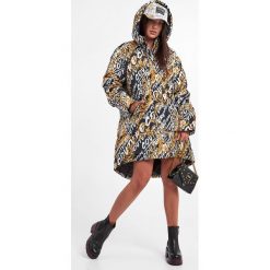 Płaszcz VERSACE JEANS COUTURE. Białe płaszcze Versace Jeans Couture, bez wzorów, z jeansu, z kapturem. Za 2,669.00 zł.