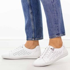 Białe ażurowe skórzane półbuty damskie Cambell 07351. Białe półbuty wsuwane Cambell, na jesień, w ażurowe wzory, z jeansu, casualowe, z okrągłym noskiem, bez obcasa. Za 229.00 zł.