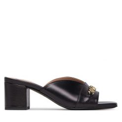 Klapki LOVE MOSCHINO. Czarne klapki Love Moschino, bez wzorów, bez obcasa, bez zapięcia. Za 629.99 zł.