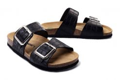 DR. BRINKMANN 700166-01 schwarz, klapki profilaktyczne damskie. Czarne klapki Dr. Brinkmann, bez wzorów, ze skóry, bez obcasa, bez zapięcia. Za 236.90 zł.