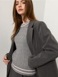 Sweter z wiskozą z warkoczowym wzorem i kontrastowym wykończeniem - szary. Szare swetry Sinsay, l, bez wzorów, z wiskozy, bez ramiączek. Za 49.99 zł.
