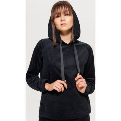 Welurowa bluza hoodie - Czarny. Bluzy marki Cropp. W wyprzedaży za 39.99 zł.
