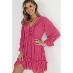 Fuksjowa Sukienka Dorylia. Czerwone sukienki Born2be, l, bez wzorów, z koronki, boho, bez kołnierzyka, bez ramiączek, mini. W wyprzedaży za 111.99 zł.