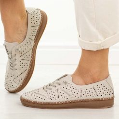 Beżowe ażurowe skórzane półbuty damskie Vinceza 79606. Brązowe półbuty wsuwane VINCEZA, na jesień, w ażurowe wzory, z jeansu, casualowe, z okrągłym noskiem, bez obcasa, na płaskiej podeszwie. Za 219.00 zł.