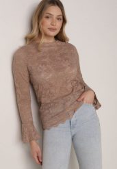 Brązowa Koronkowa Bluzka z Falbanką i Rozszerzanymi Rękawami Nelaetia. Brązowe bluzki Born2be, m, bez wzorów, z koronki, eleganckie, bez kołnierzyka, bez ramiączek. Za 89.99 zł.