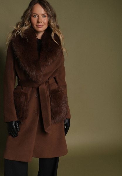 Brązowy Płaszcz Wiązany w Talii z Futrzanym Kołnierzem i Kieszeniami Perrie. Brązowe płaszcze Born2be, l, bez wzorów, z dzianiny, eleganckie, bez kaptura. Za 279.99 zł.