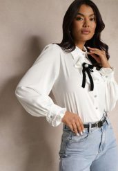 Biała Satynowa Koszula Ozdobiona Falbanką i Kokardką na Kołnierzyku Nolzedra. Białe koszule Renee, m, bez wzorów, z bawełny, eleganckie, bez kołnierzyka, bez ramiączek. W wyprzedaży za 111.99 zł.