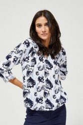 Bluzka koszulowa z ozdobnym dekoltem. Białe bluzki MOODO, bez wzorów, z wiskozy, bez kołnierzyka, bez ramiączek. W wyprzedaży za 27.99 zł.