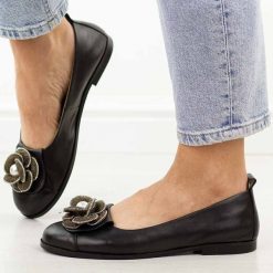 Czarne skórzane Polskie półbuty damskie Deoni D047. Czarne półbuty wsuwane Deoni, na jesień, z aplikacjami, z jeansu, eleganckie, z okrągłym noskiem, bez obcasa, na płaskiej podeszwie. Za 439.00 zł.