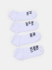 Stopki z humorystycznymi tekstami 4 pack - biały. Białe skarpetki Sinsay, bez wzorów. Za 12.99 zł.