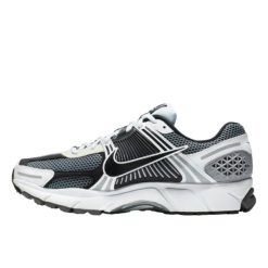 Buty do chodzenia dla dorosłych Nike Zoom Vomero 5 SE SP Dark Grey Black. Białe buty treningowe Nike, bez wzorów, ze skóry, bez zapięcia, do biegania, nike zoom. Za 1,052.97 zł.