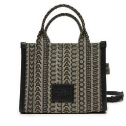 Torebka Marc Jacobs. Czarne torebki klasyczne Marc Jacobs, bez wzorów, klasyczne, bez dodatków. Za 999.99 zł.