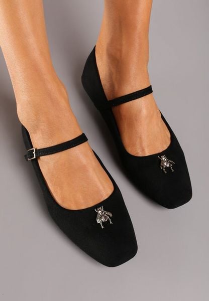 Czarne Płaskie Balerinki Ozdobione Paskiem i Aplikacją 3D Eviriel. Czarne baleriny Born2be, z aplikacjami, z okrągłym noskiem, bez obcasa, na płaskiej podeszwie, bez zapięcia. W wyprzedaży za 74.99 zł.
