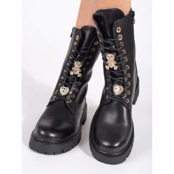 Seastar Czarne sznurowane botki workery na platformie z przypinkami. Czarne botki bez wzorów, bez obcasa, na platformie, bez zapięcia. Za 245.97 zł.