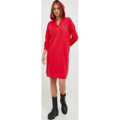 Armani Exchange sukienka bawełniana 8NYADY.YJ68Z kolor czerwony midi prosta. Czerwone sukienki Armani Exchange, na co dzień, l, bez wzorów, z bawełny, bez kołnierzyka, bez ramiączek, midi, proste. Za 609.99 zł.