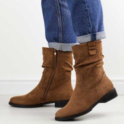 Kamelowe wysokie zamszowe botki damskie M.Daszyński 2251-14. Brązowe botki M.Daszyński, bez wzorów, z materiału, eleganckie, bez obcasa, na płaskiej podeszwie, bez zapięcia. W wyprzedaży za 161.10 zł.