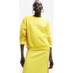 Desigual bluza bawełniana damska kolor żółty z nadrukiem. Żółte bluzy Desigual, l, bez wzorów, z bawełny, bez ramiączek, bez kaptura. W wyprzedaży za 254.99 zł.