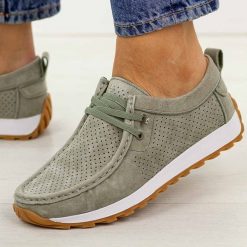 Zielone skórzane mokasyny damskie Jezzi 9772. Zielone mokasyny Jezzi, w ażurowe wzory, z jeansu, z okrągłym noskiem. Za 239.00 zł.