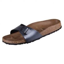 Klapki damskie Birkenstock Madrid. Czarne klapki Birkenstock, bez wzorów, z materiału, klasyczne, z otwartym noskiem, bez obcasa, bez zapięcia. Za 338.36 zł.