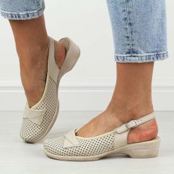 Beżowe skórzane ażurowe Polskie sandały damskie z zakrytymi palcami Gregors 643. Brązowe sandały GREGORS, w ażurowe wzory, ze skóry, bez obcasa, na koturnie, bez zapięcia. Za 369.00 zł.