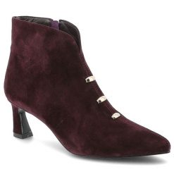 Botki damskie D&A by S.Barski o eleganckim fasonie z zamszową cholewką subtelnymi metalowymi detalami i smukłym obcasem typu szpilka fioletowe, CR62-. Fioletowe botki S.BARSKI, bez wzorów, z zamszu, eleganckie, bez obcasa, na obcasie, bez zapięcia. Za 339.00 zł.