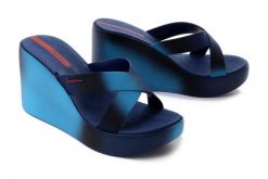 IPANEMA Colore Fem 83423 blue/blue, klapki damskie. Niebieskie klapki Ipanema, bez wzorów, bez obcasa, bez zapięcia. Za 219.90 zł.