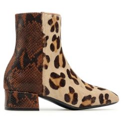 Botki Eva Minge. Brązowe botki Eva Minge, bez wzorów, bez obcasa, na słupku, bez zapięcia. Za 399.99 zł.