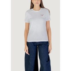 Koszulka crop top Kobieta ONLY ONLADELINA S/S TEE CS JRS. Białe topy ONLY, s, bez wzorów, z bawełny, bez kołnierzyka, bez ramiączek. Za 127.75 zł.