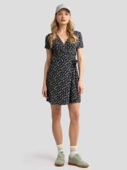 Sukienka damska mini kopertowa z motywem kwiatowym czarna Rihatana 906. Czarne sukienki BIG STAR, na co dzień, l, bez wzorów, eleganckie, bez kołnierzyka, bez ramiączek, mini, kopertowe. W wyprzedaży za 99.99 zł.