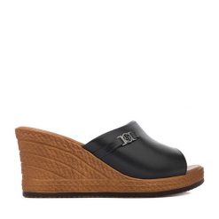 Klapki Lasocki. Czarne klapki Lasocki, bez wzorów, bez obcasa, bez zapięcia. Za 179.99 zł.