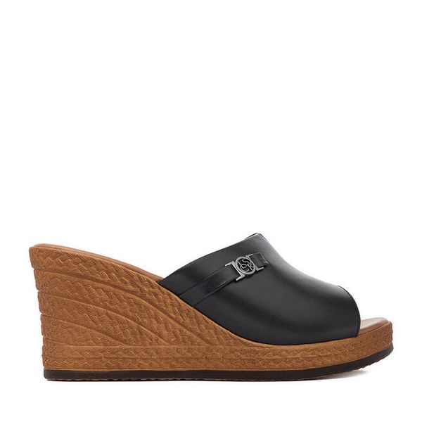 Klapki Lasocki. Czarne klapki Lasocki, bez wzorów, bez obcasa, bez zapięcia. Za 179.99 zł.