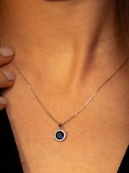 OR ÉCLAT Złoty naszyjnik "Bleu merveilleux" z zawieszką - dł. 43 cm rozmiar: onesize. Szare naszyjniki Or Éclat, z materiału, z cyrkonią, złote. Za 434.99 zł.