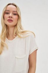 Bawełniana bluzka z kieszonką biała. Białe bluzki MOODO, l, bez wzorów, z bawełny, bez kołnierzyka, bez ramiączek. Za 59.99 zł.
