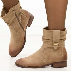 Khaki zamszowe botki damskie Jezzi 9180. Brązowe botki Jezzi, bez wzorów, z jeansu, eleganckie, z okrągłym noskiem, bez obcasa, na obcasie, bez zapięcia. W wyprzedaży za 186.15 zł.