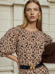 Wiskozowa bluzka koszulowa z bufiastymi rękawami - wielobarwny. Bluzki Sinsay, l, bez wzorów, z wiskozy, bez kołnierzyka, bez ramiączek. Za 39.99 zł.