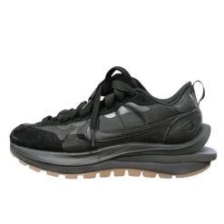 Buty do chodzenia dla dorosłych Nike Vaporwaffle Sacai Black Gum. Czarne buty sportowe lifestyle Nike, bez wzorów, bez zapięcia, trekkingowe. Za 3,054.70 zł.